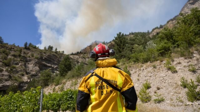 Un-immense-panache-de-fumee-s-eleve-du-feu-de-foret-dans-la-Drome-a-Aurel-8-juillet-2026-2317370.jpg
