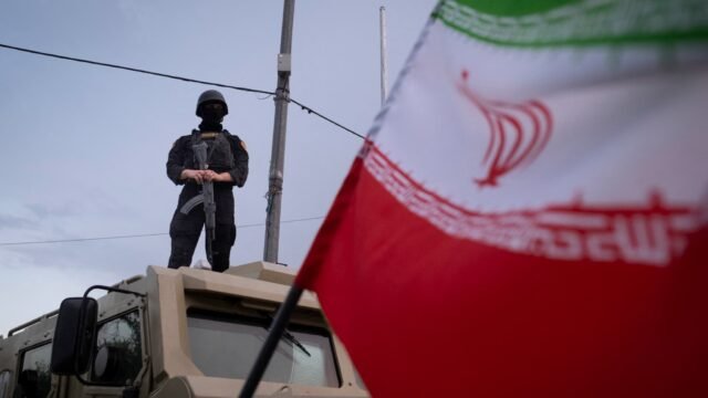 Un-officier-de-police-iranien-se-tient-sur-un-vehicule-blinde-durant-une-manifestation-pro-regime-a.jpeg