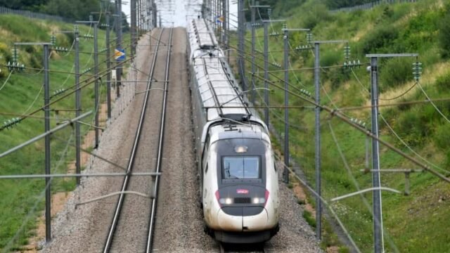 Un-train-a-grande-vitesse-TGV-de-la-SNCF-sur-la-ligne-Paris-Bordeaux-au-niveau-de-Chartres-dans-le-n.jpeg