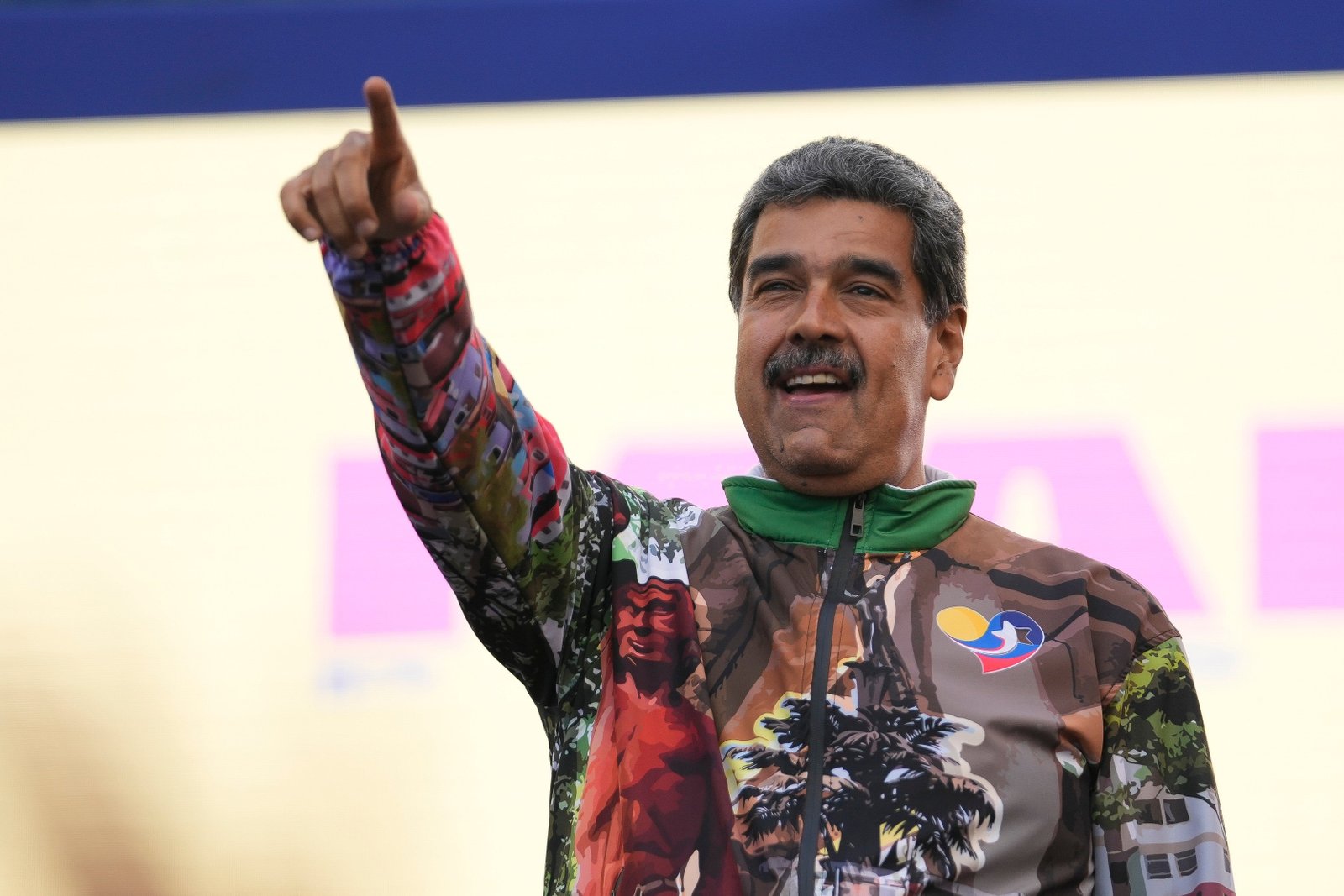 Maduro ចង្អុលទៅអ្នកគាំទ្រអំឡុងពេលបាតុកម្មនៅសង្កាត់ Catia នៃទីក្រុង Caracas ប្រទេស Venezuela ថ្ងៃទី 18 ខែកក្កដា ឆ្នាំ 2024