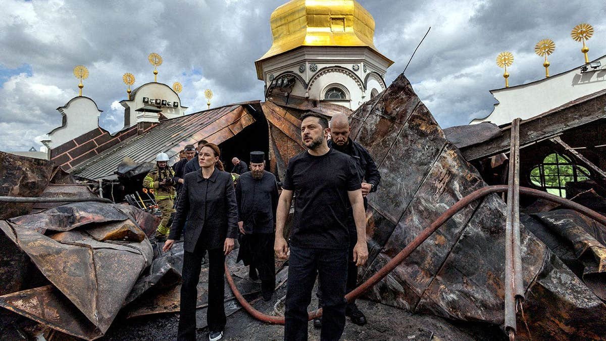 ប្រធានាធិបតីអ៊ុយក្រែន Volodymyr Zelensky និងនាយករដ្ឋមន្ត្រីអ៊ុយក្រែន Yulia Svyrdenko ទៅដើរលេង