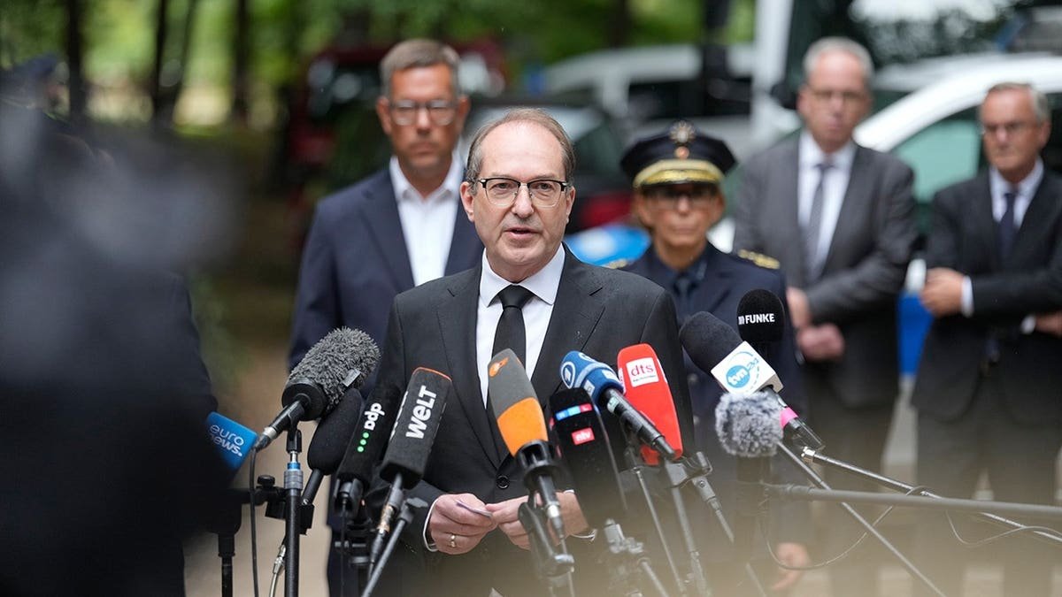 Alexander Dobrindt និយាយទៅកាន់អ្នកសារព័ត៌មាននៅជិតកន្លែងកើតហេតុនៃគ្រោះថ្នាក់ចរាចរណ៍នៅឯការដើរក្បួន Berlin Pride ។