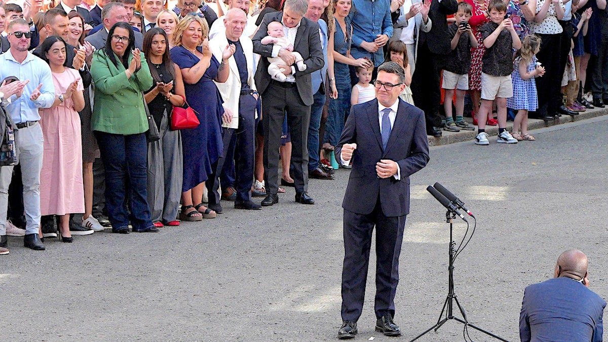 Andy Burnham និយាយនៅខាងក្រៅ 10 Downing Street