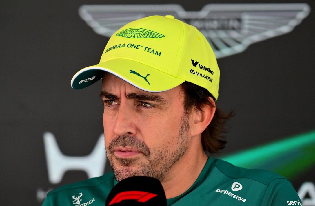 Fernando Alonso នៅពីមុខនិមិត្តសញ្ញា Aston Martin Fernando Alonso នៅពីមុខនិមិត្តសញ្ញា Aston Martin