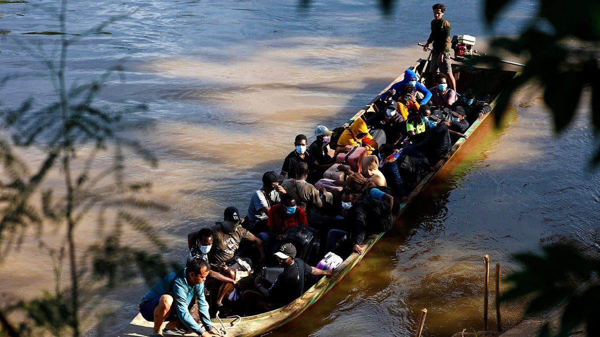 ប្រជាជនមកពីប្រទេសផ្សេងៗដែលធ្វើការនៅទីតាំង KK Park ក្នុងប្រទេសមីយ៉ាន់ម៉ា ធ្វើដំណើរតាមទូកឆ្លងទន្លេ Moei ដើម្បីចេញពីប្រទេសមីយ៉ាន់ម៉ាទៅកាន់ប្រទេសថៃ ដោយឃើញពីស្រុក Mae Sot ក្នុងខេត្ត Tak នៅថ្ងៃទី 24 ខែតុលា ឆ្នាំ 2025។