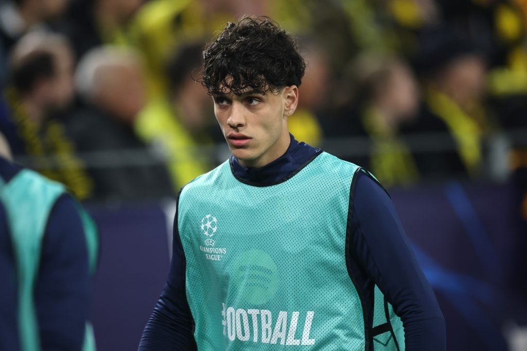 DORTMUND, អាឡឺម៉ង់ - ថ្ងៃទី 15 ខែមេសា: Hector Fort នៃ FC Barcelona កំដៅសាច់ដុំកំឡុងពេលជើងទីពីរនៃការប្រកួត UEFA Champions League 2024/25 រវាង Borussia Dortmund និង FC Barcelona នៅ BVB Stadion Dortmund នៅថ្ងៃទី 15 ខែមេសាឆ្នាំ 2025 ក្នុងទីក្រុង Dortmund ។ (រូបថតដោយ Alex Grimm / Getty Images)