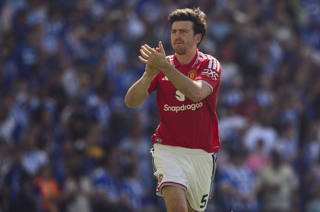 Harry Maguire អបអរសាទរអ្នកគាំទ្រ
