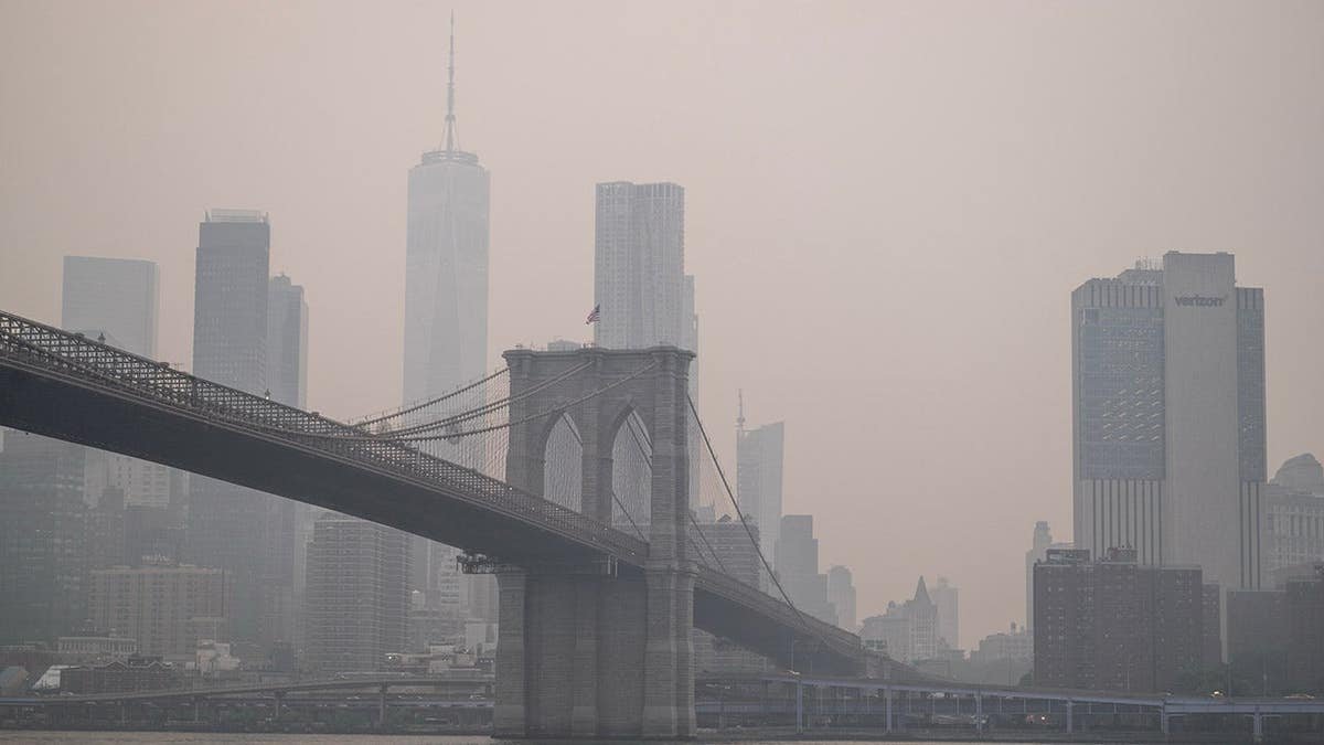 ផ្សែងគ្របដណ្តប់លើមេឃ Manhattan លើទីក្រុង Brooklyn ។