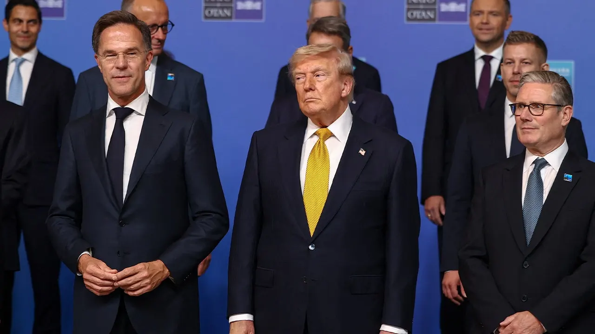 Trump ក្នុងអំឡុងពេលរូបថតគ្រួសារណាតូ