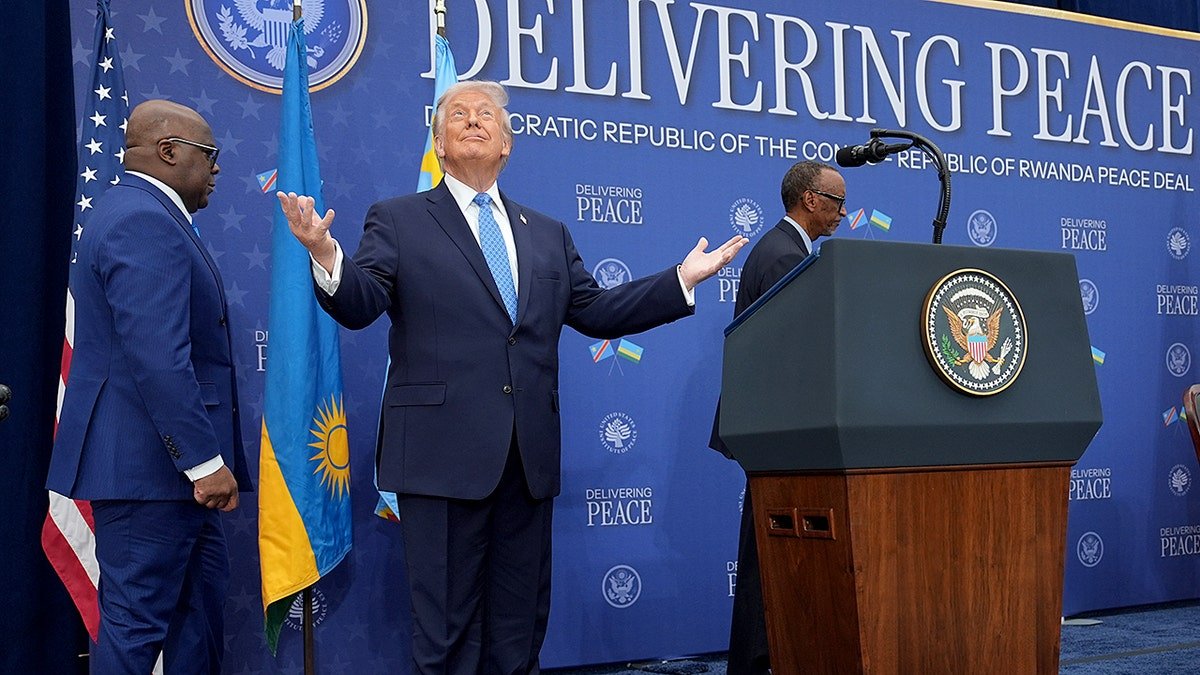 លោកប្រធានាធិបតី Donald Trump ក្នុងពិធីចុះហត្ថលេខាសន្តិភាពរវាងប្រទេស Rwanda និងកុងហ្គោ