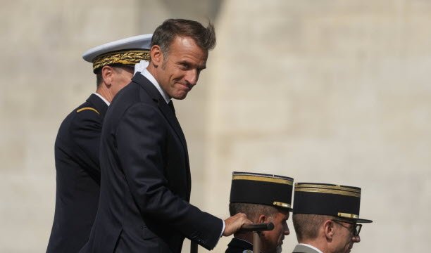 Emmanuel Macron អំឡុងពេលពិនិត្យកងទ័ព។ រូបថតរបស់ Sipa/JP Parente
