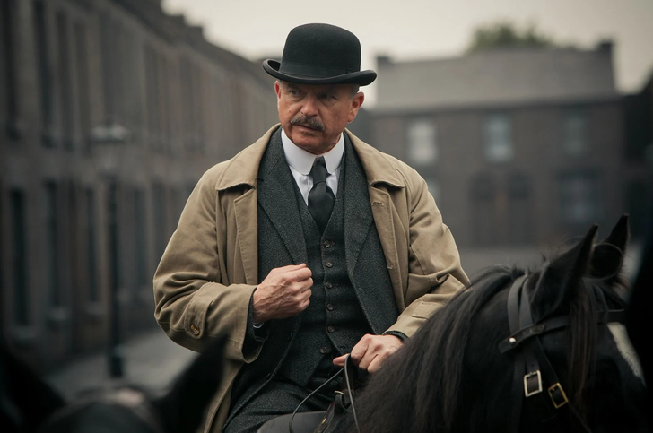 អធិការដ៏រឹងរូស Chester Campbell មកពី Peaky Blinders ដែលជាស៊េរីរបស់ BBC ដែលគាត់បានបញ្ចាំងនៅក្នុងរដូវកាលទី 1 និងទី 2 ។