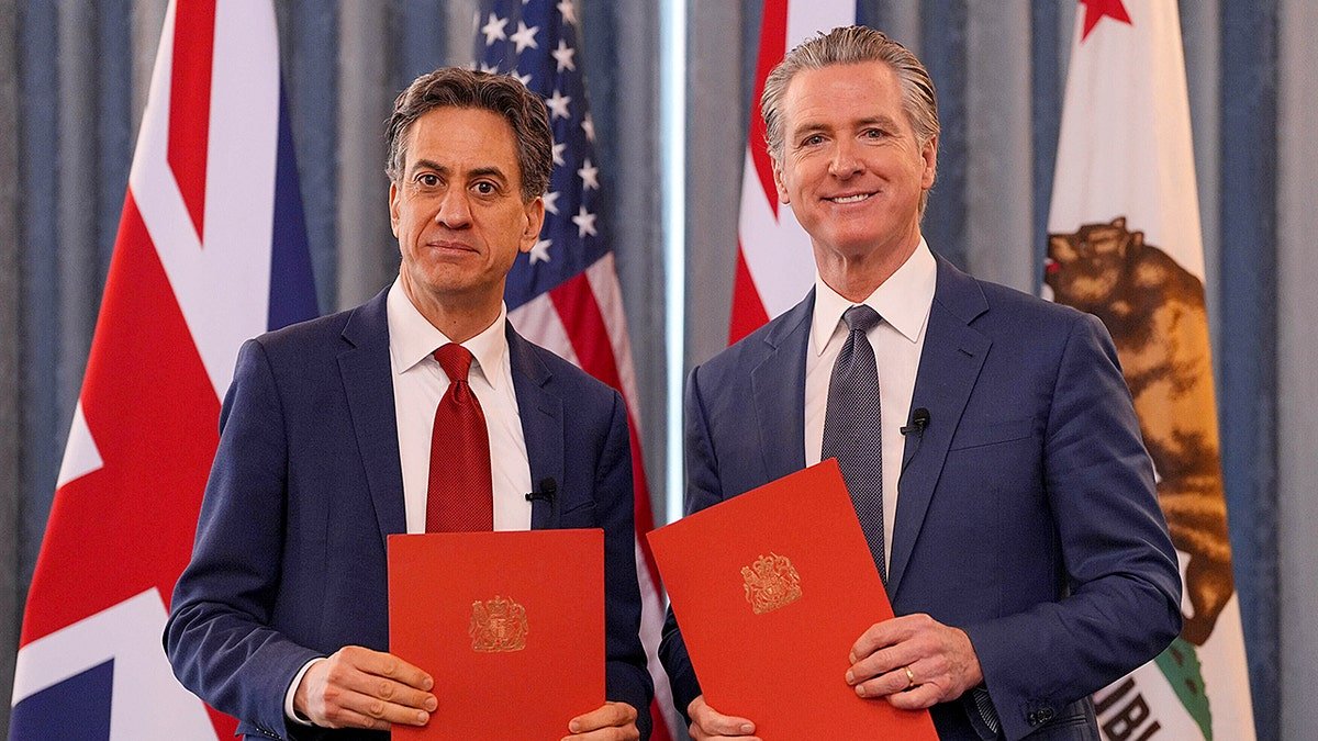 Newsom និង Miliband