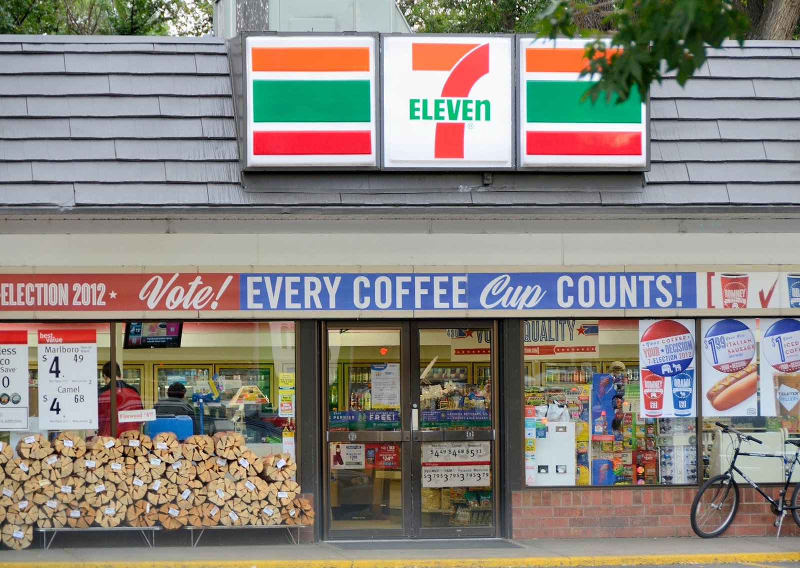 7-Eleven កំពុងប្តឹងក្រុមហ៊ុន Nike ពីបទលួចពណ៌ពណ៌ទឹកក្រូច និងបៃតងរបស់ខ្លួន ដើម្បីលក់ស្បែកជើងប៉ាតាដែលគ្រោងនឹងចេញលក់នៅថ្ងៃទី 11 ខែកក្កដា។