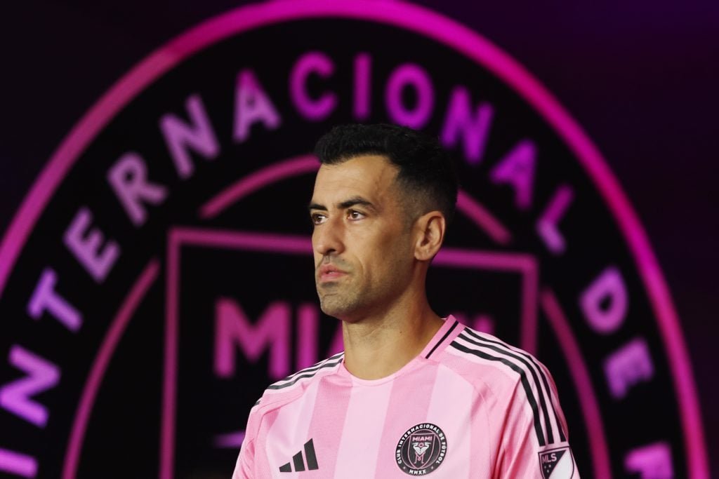 FORT LAUDERDALE, FLORIDA - ថ្ងៃទី 16 ខែកញ្ញា: Sergio Busquets #5 នៃ Inter Miami CF ចូលទៅក្នុងទីលានមុនពេលការប្រកួត MLS រវាង Inter Miami CF និង Seattle Sounders FC នៅកីឡដ្ឋាន Chase នៅថ្ងៃទី 16 ខែកញ្ញាឆ្នាំ 2025 នៅ Fort Lauderdale រដ្ឋ Florida ។ (រូបថតដោយ Megan Briggs/Getty Images)