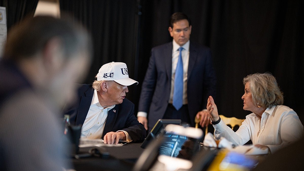 លោកប្រធានាធិបតី Donald Trump កំពុងត្រួតពិនិត្យប្រតិបត្តិការយោធាអាមេរិកនៅអ៊ីរ៉ង់