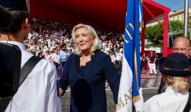 មេដឹកនាំនៃ RN, Marien Le Pen នៅពីមុខវេទិកាប្រធានាធិបតី។ រូបថតរបស់ Sipa/Syspeo