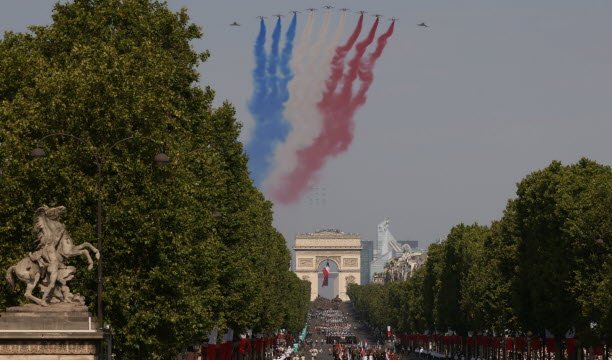 Patrouille de France បានបើកព្យុហយាត្រាតាមអាកាស។ រូបថតរបស់ Sipa/Thomas Padilla