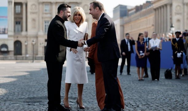 ជំទាវទីមួយ Brigitte Macron និងនាយករដ្ឋមន្ត្រី Sébastien Lecornu ស្វាគមន៍ប្រធានាធិបតីអ៊ុយក្រែន Volodymyr Zelensky។ រូបថតរបស់ Sipa/JP Parente