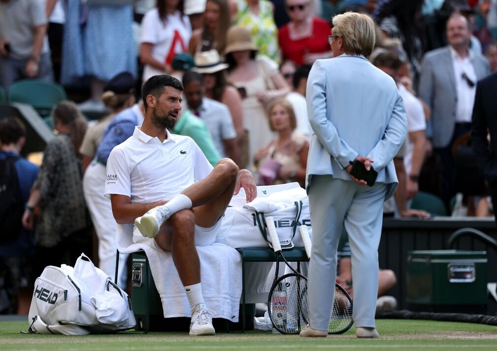 Djokovic និយាយទៅកាន់អ្នកគ្រប់គ្រង Wimbledon Djokovic និយាយទៅកាន់អ្នកគ្រប់គ្រង Wimbledon