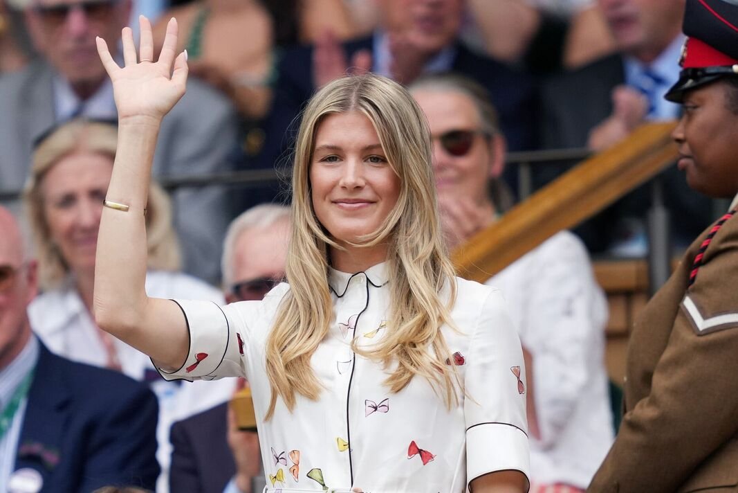 Eugenie Bouchard បក់ដៃចេញពី Royal Box របស់ Wimbledon