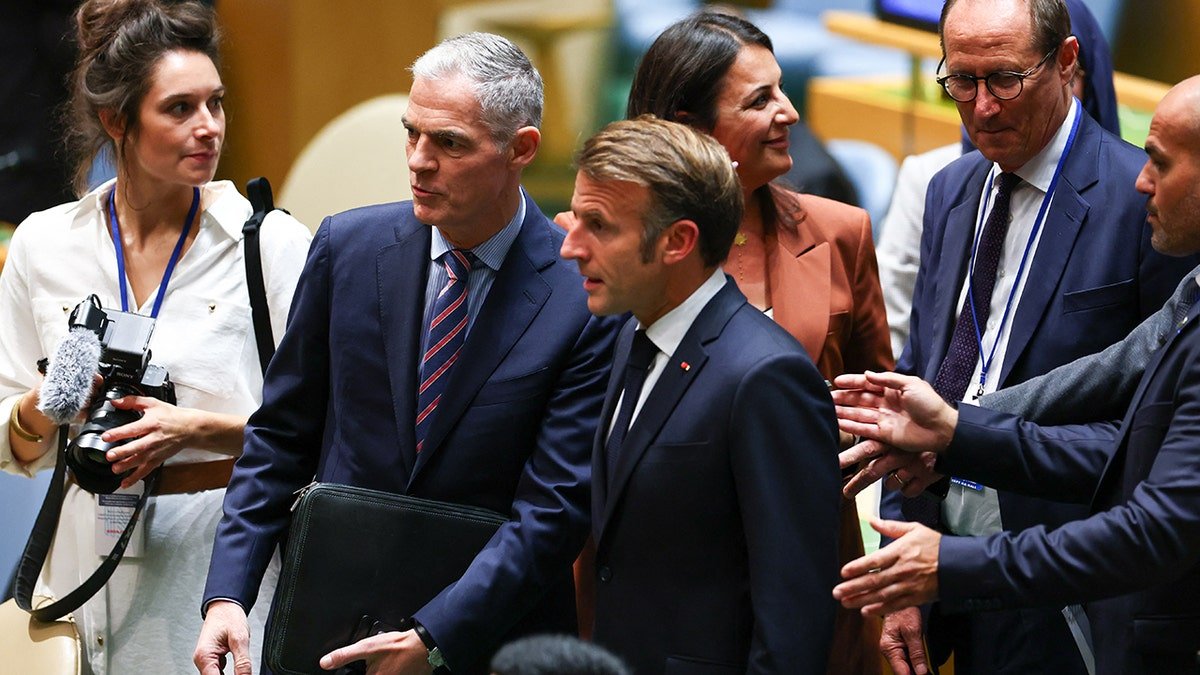 លោក Macron ជាមួយឯកអគ្គរដ្ឋទូតរបស់អង្គការសហប្រជាជាតិរបស់ប្រទេសបារាំង