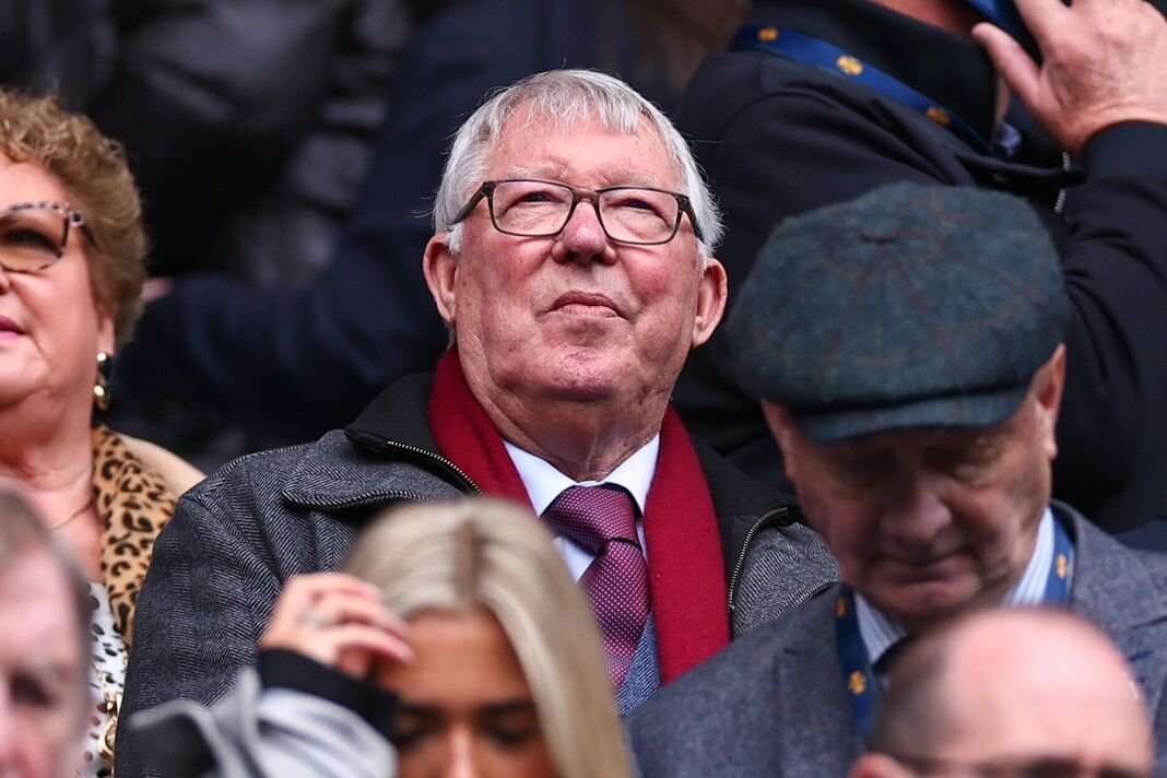 លោក Sir Alex Ferguson ស្ថិតក្នុងចំណោមអ្នកកាន់ទុក្ខនៅឯពិធីបុណ្យសពរបស់លោក Alex Hughes លោក Sir Alex Ferguson ស្ថិតក្នុងចំណោមអ្នកកាន់ទុក្ខនៅឯពិធីបុណ្យសពរបស់លោក Alex Hughes