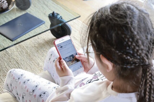 p8-enfants-reseaux-sociaux_-2.jpg