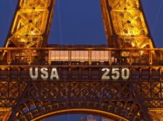 ប៉ារីស។ គាត់ឡើងលើ Eiffel Tower ដើម្បីព្យួរទង់ជាតិអាមេរិកនៅទីនោះ