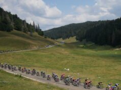 ការផ្សាយបន្តផ្ទាល់ Tour de France 2026 ។ អ្នកជិះ 24 នាក់នៅខាងមុខព្យាយាមរត់គេច Pogacar និង Vingegaard ត្រូវបានត្រួតពិនិត្យនៅពាក់កណ្តាលយប់… អនុវត្តតាមដំណាក់កាលទី 15