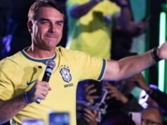 លោក Flavio Bolsonaro កូនប្រុសរបស់អតីតប្រធានាធិបតីជាប់គុក កំពុងដំណើរការនៅថ្ងៃសៅរ៍នេះ។