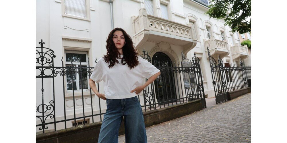Lola Brassaud អាយុ 25 ឆ្នាំដែលរស់នៅក្នុងទីក្រុង Colmar ជាអ្នកថតរូបឯករាជ្យអស់រយៈពេល 2 ឆ្នាំហើយក៏កំពុងព្យាយាមធ្វើជាអ្នកដឹកនាំផងដែរ។ កាលពីខែឧសភា នាងបានឈ្នះរង្វាន់សម្រាប់ភាពយន្តខ្លីមួយនៅឯការរត់ម៉ារ៉ាតុងវីដេអូរយៈពេល 48 ម៉ោងនៅទីក្រុង Strasbourg ហើយកំពុងធ្វើការដើម្បីបញ្ចប់ខ្សែភាពយន្តខ្លីមួយផ្សេងទៀតដែលនៅជិតបេះដូងរបស់នាងគឺតន្ត្រី បទចម្រៀងដែលបច្ចុប្បន្នកំពុងត្រូវបាននិពន្ធ។ រូបថតរបស់ Hervé Wake