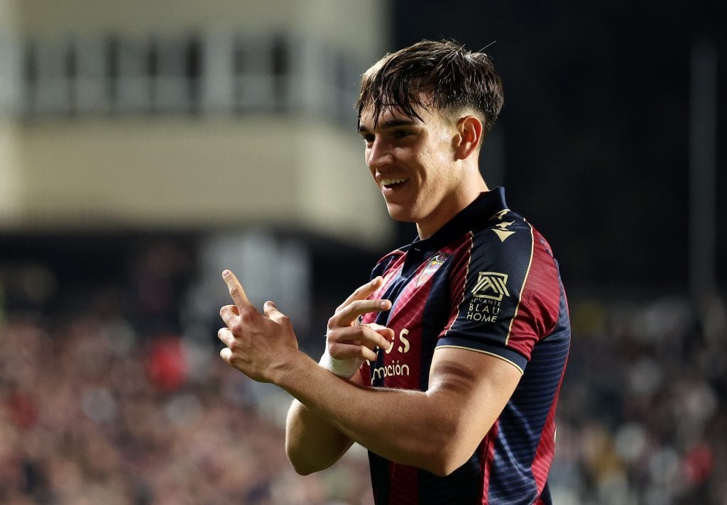 Carlos Espi មកពី Levante