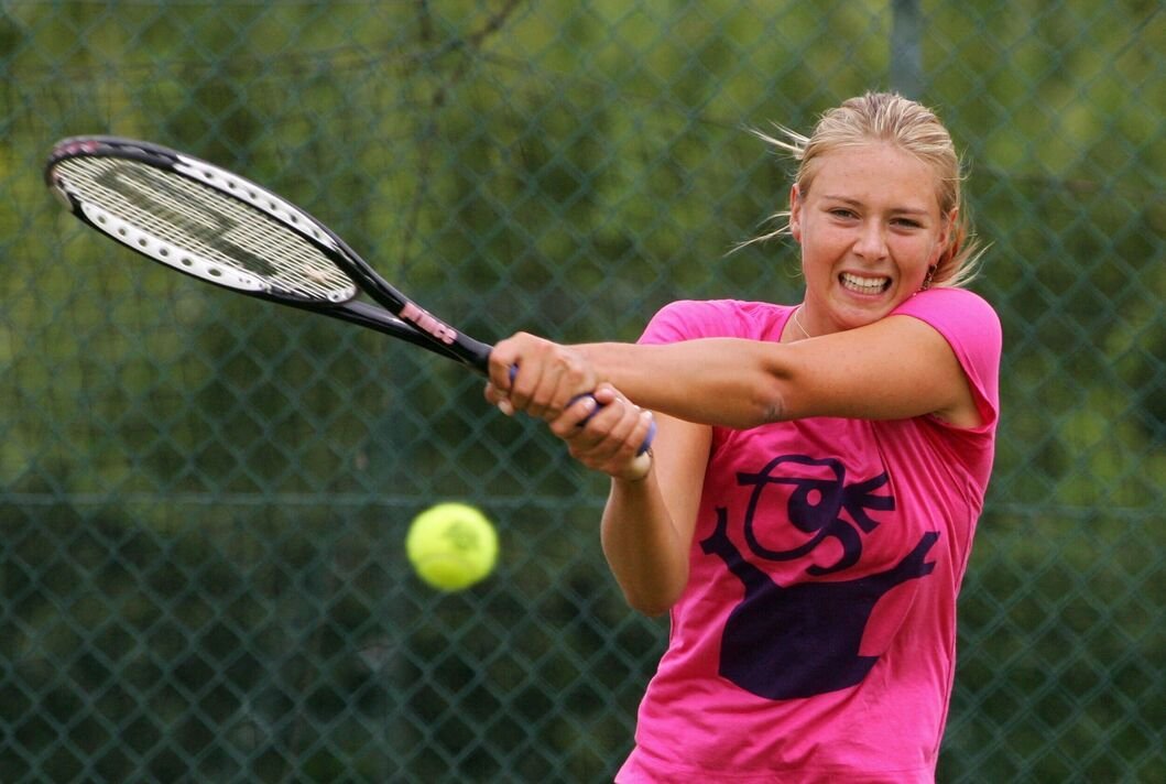 Sharapova បានឈ្នះជើងឯក Grand Slam លើកដំបូងរបស់នាងនៅ Wimbledon ក្នុងឆ្នាំ 2004 Sharapova បានឈ្នះជើងឯក Grand Slam លើកដំបូងរបស់នាងនៅ Wimbledon ក្នុងឆ្នាំ 2004