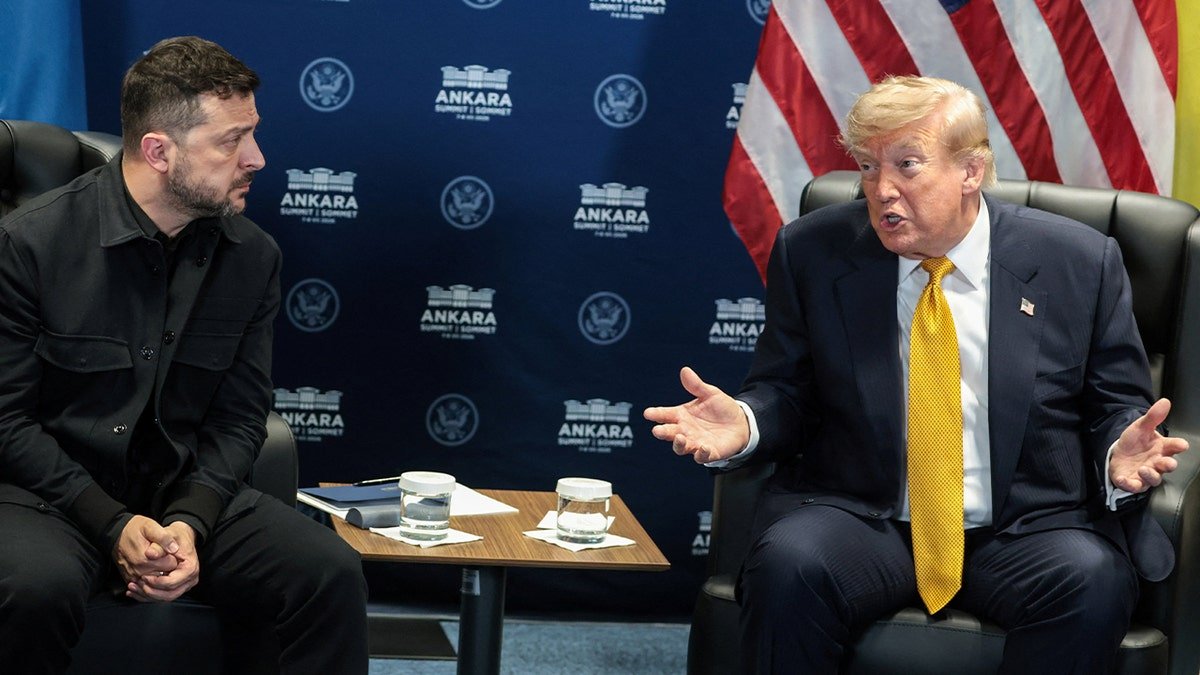 ប្រធានាធិបតី​សហរដ្ឋ​អាមេរិក Donald Trump ជួប​ពិភាក្សា​ទ្វេភាគី​ជាមួយ​ប្រធានាធិបតី​អ៊ុយក្រែន Volodymyr Zelensky ដែល​ជា​ផ្នែក​មួយ​នៃ​កិច្ច​ប្រជុំ​កំពូល​របស់​ថ្នាក់​ដឹកនាំ​ណាតូ នៅ​បរិវេណ​ប្រធានាធិបតី Bestepe ក្នុង​ទីក្រុង Ankara ប្រទេស​តួកគី កាលពី​ថ្ងៃទី៨ ខែកក្កដា ឆ្នាំ២០២៦។