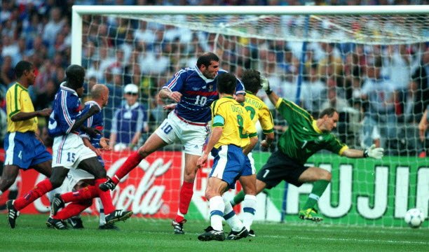 Zinédine Zidane បានក្លាយជារឿងព្រេងនិទាននៅពេលដែលគាត់បានស៊ុតបាល់បញ្ចូលទីពីរគ្រាប់ទល់នឹងប្រេស៊ីលក្នុងការប្រកួតវគ្គផ្តាច់ព្រ័ត្រ World Cup ឆ្នាំ 1998 ។ ការទទួលជ័យជម្នះ 3-0 បានផ្តល់ឱ្យបារាំងនូវពានរង្វាន់ World Cup ជាលើកដំបូងរបស់ខ្លួន និងធ្វើឱ្យវាប្រឈមមុខនឹងជ័យជម្នះជាប្រវត្តិសាស្ត្រ។ រូបថតរបស់ Sipa/Mary Evans